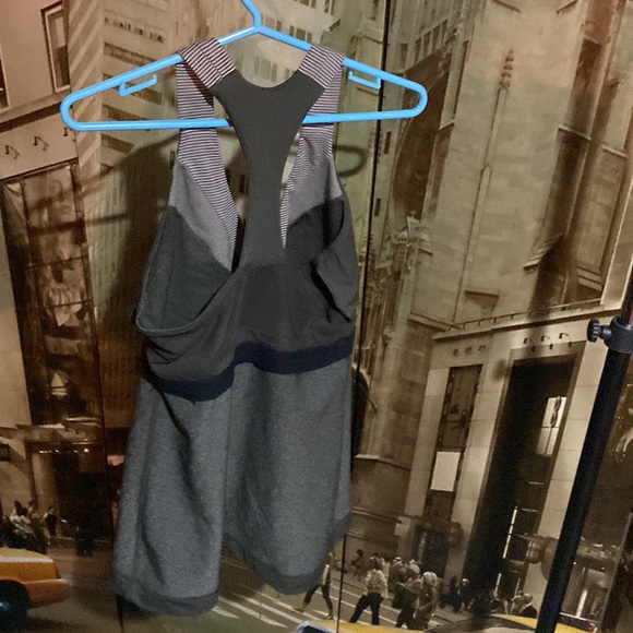 EUC Lululemon size 6 grey tank - Picture 6 of 6